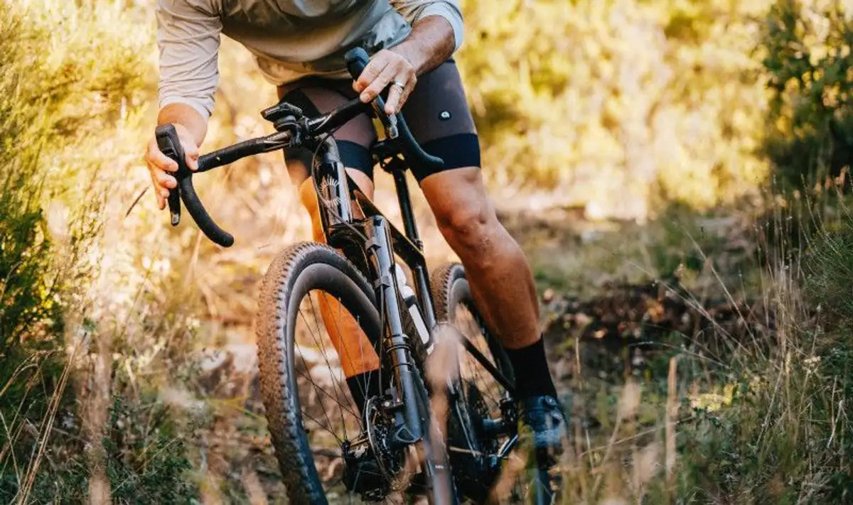 Mann in sportlichen Klamotten auf Cannondale Gravelbike
