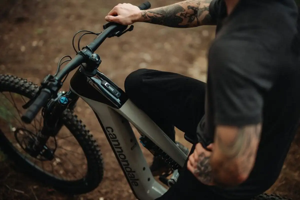 Mann sitzt auf Cannondale E-Bike