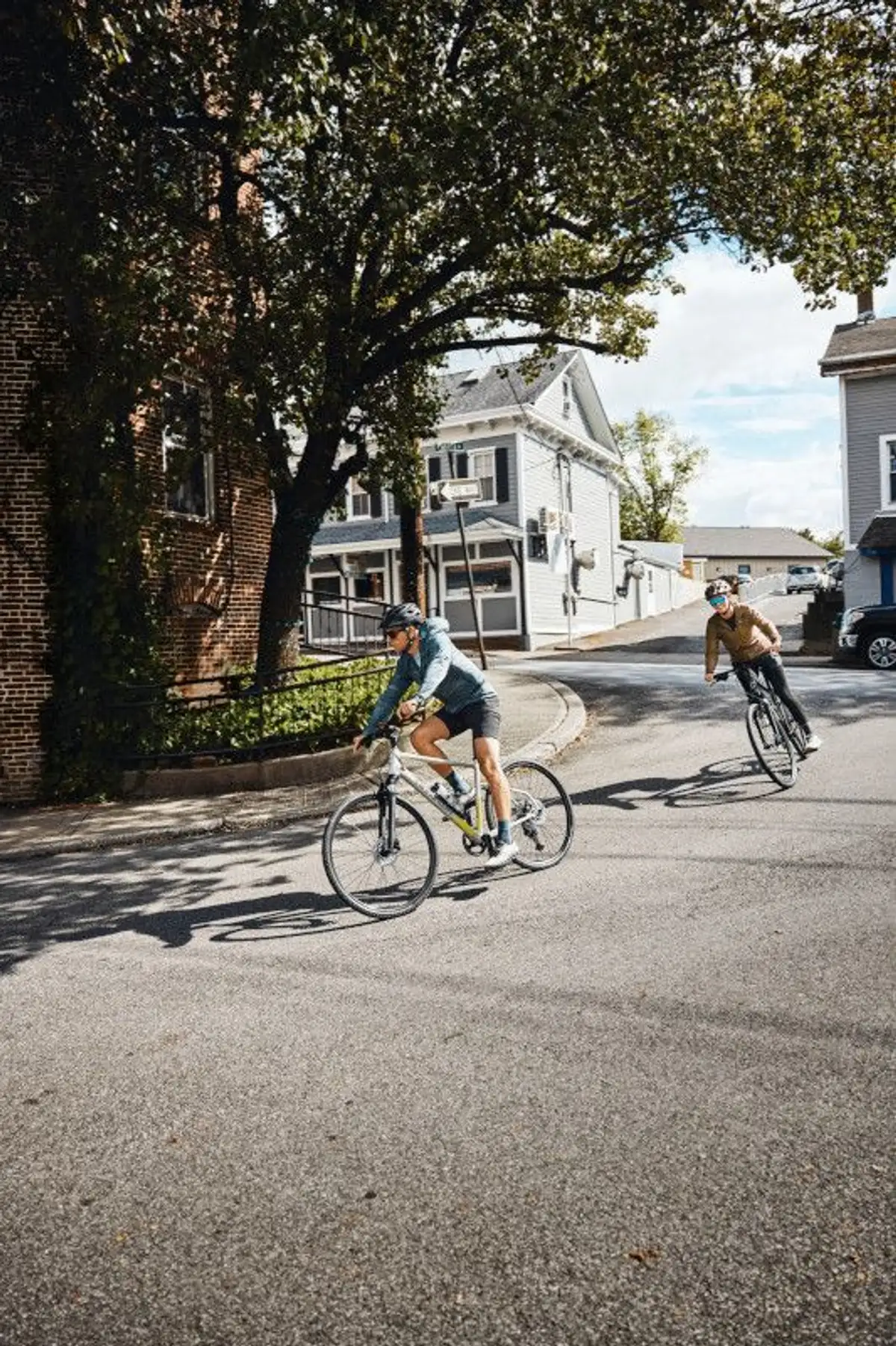 Zwei Personen fahren mit Gravelbikes durch urbane Umgebung
