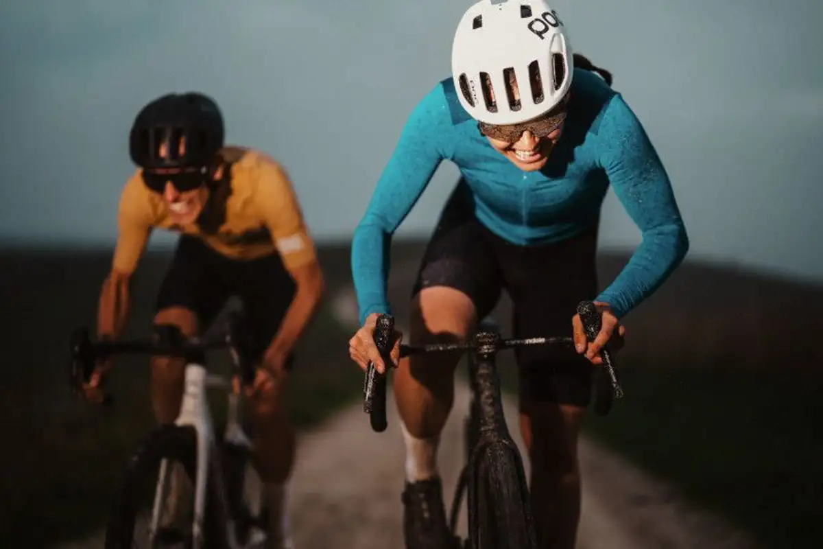 Zwei Rennradfahrer fahren nebeneinander um die Wette