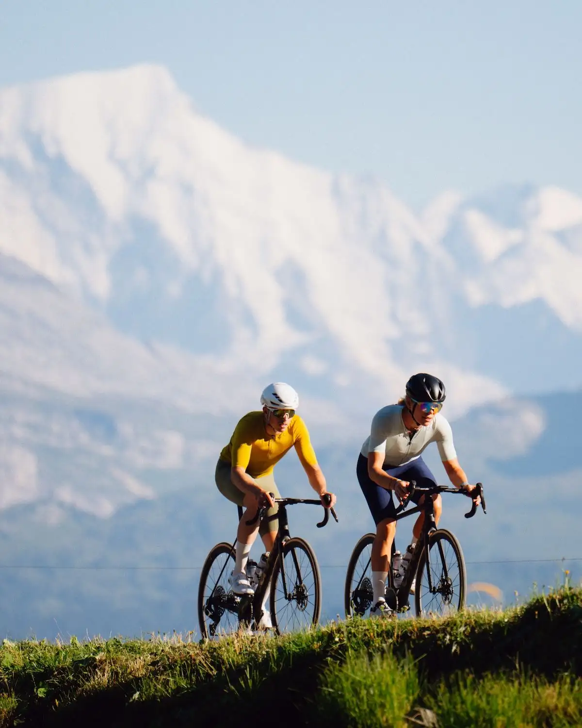 Zwei Personen fahren mit Gravelbikes in Berglandschaft