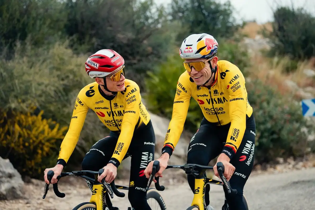Jonas und Wout lachend auf dem Fahrrad