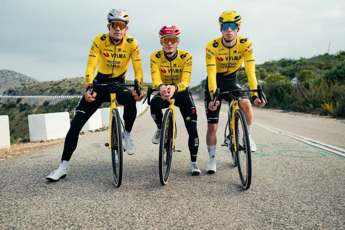 Drei Fahrer von Team Visma Lease a Bike stehen nebeneinander auf der Straße