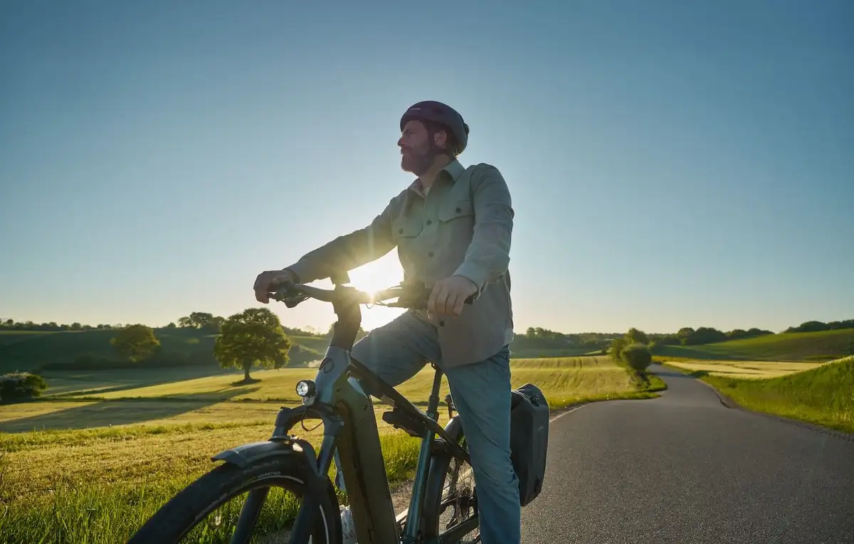 Pärchen auf Fahrrädern am Strand
