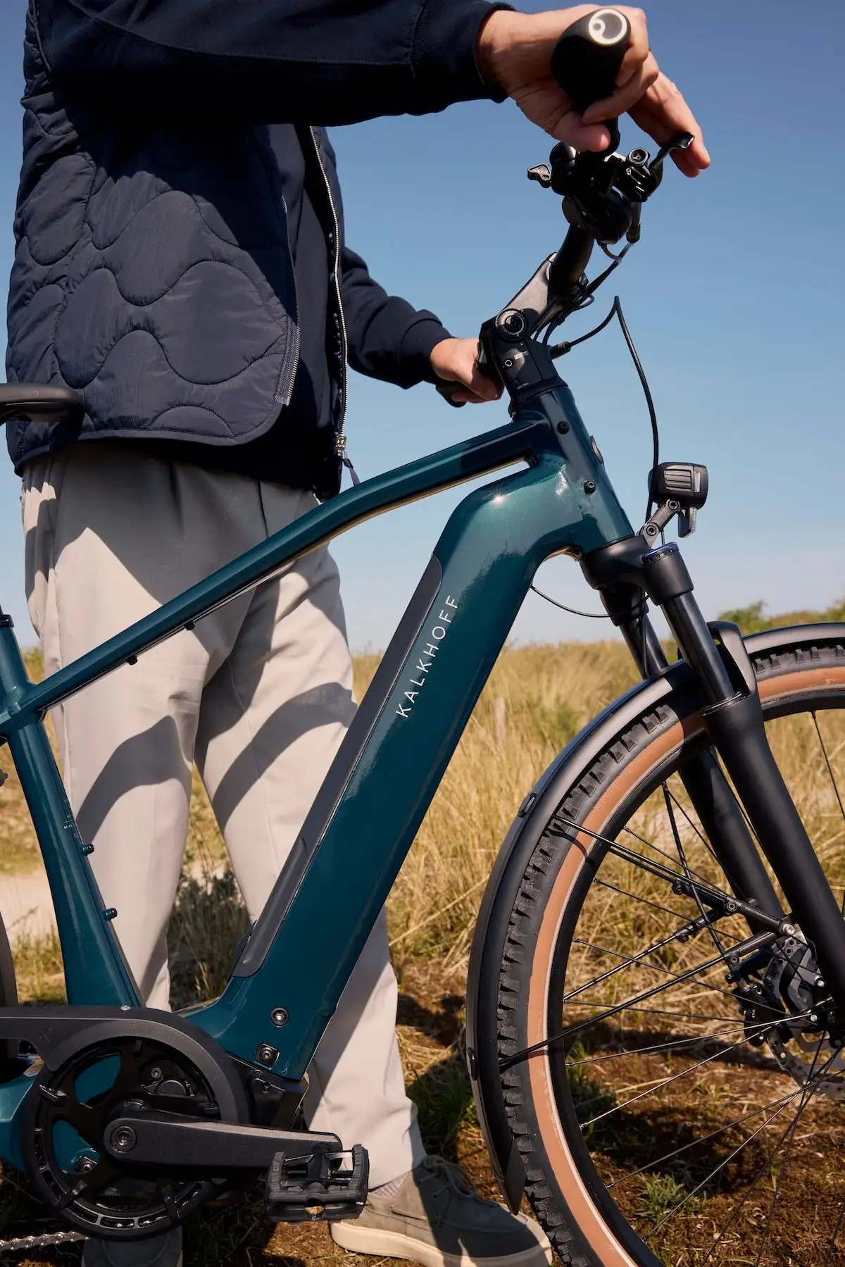 Mann schiebt Kalkhoff E-Bike
