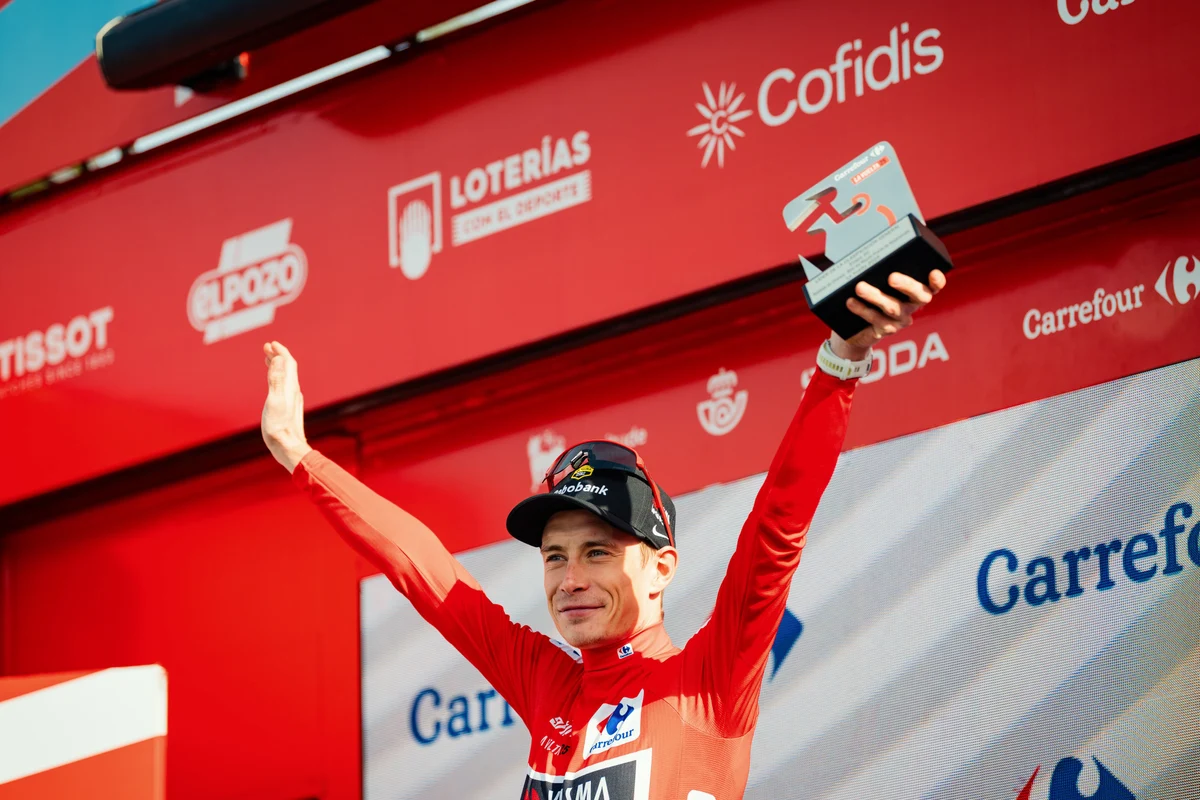 Team Visma LaB Jonas Vuelta in rotem Trikot bei Vuelta 2025