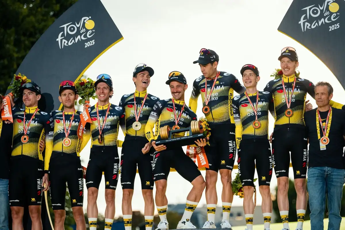 Team Visma Lease a Bike auf Podium