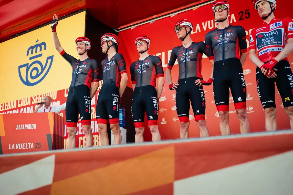 Team Visma LaB bei der Vuelta als Gewinner auf Podium winken in die Menge