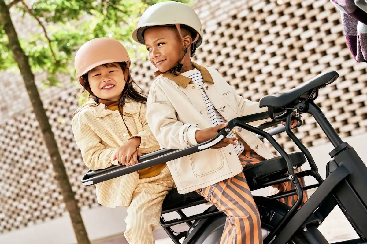 Zwei Kinder sitzen auf Rücksitz des Urban Arrow Rads
