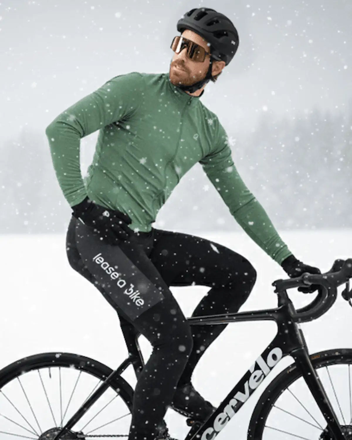 Mann auf Rennrad im Winter schaut zurück