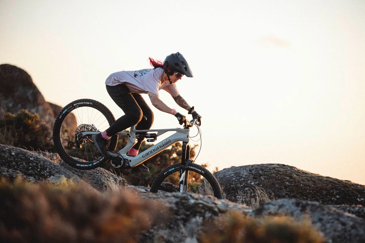 Frau auf Mountainbike auf Bergabfahrt