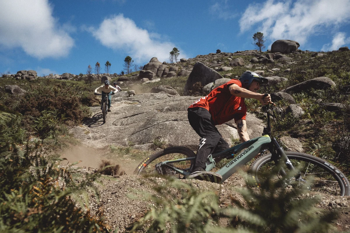 Zwei Mountainbikefahrer bergabwärts auf Bergfels