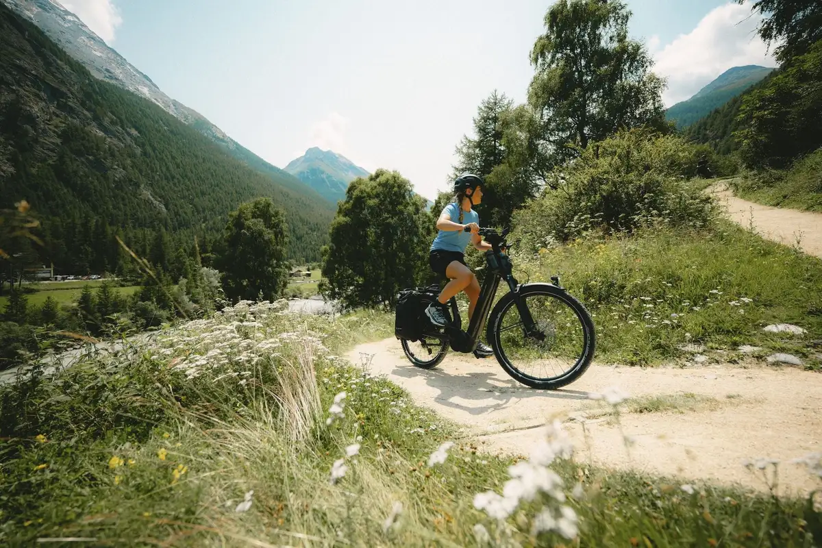 Mountainbikerin in den Bergen