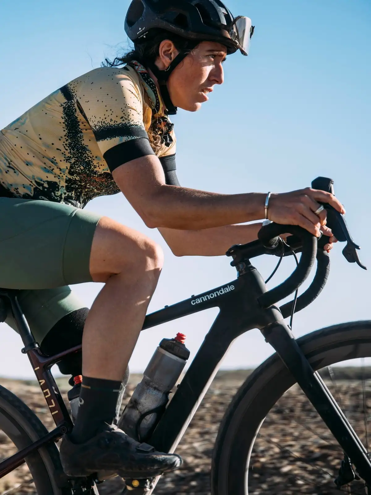 Frau auf Gravelbike