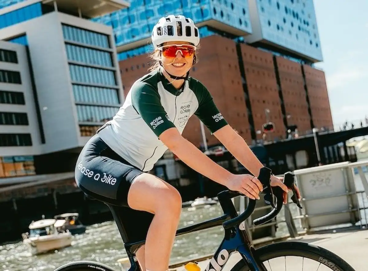 Theresa auf Rennrad vor Elbphilharmonie