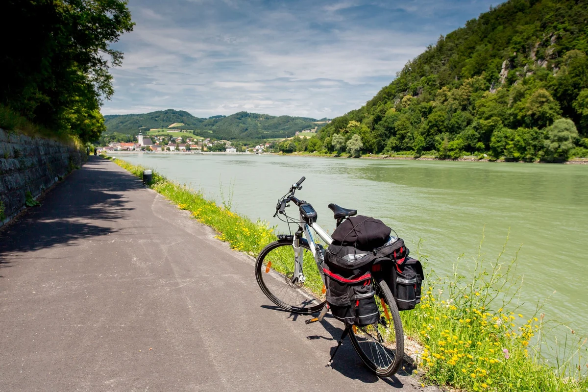 Fahrrad mit Gepäck neben Fluss