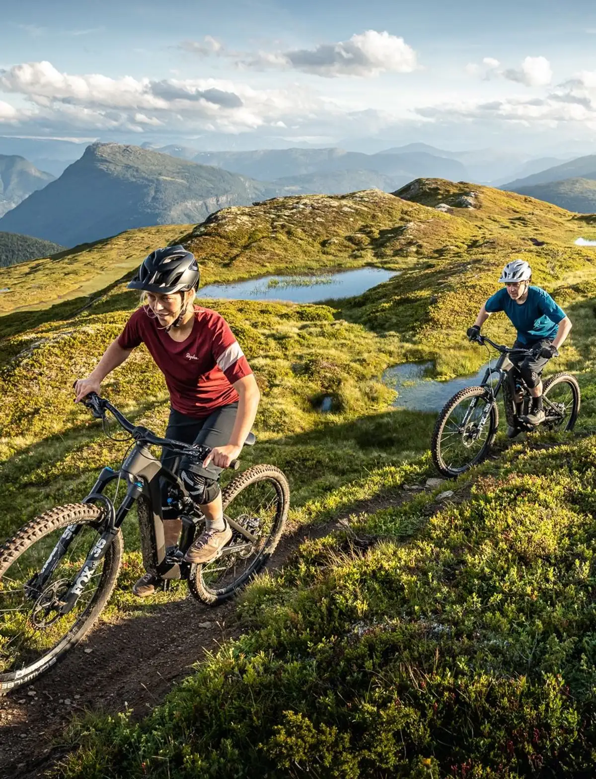 Mountainbikefahrer vor Bergpanorama