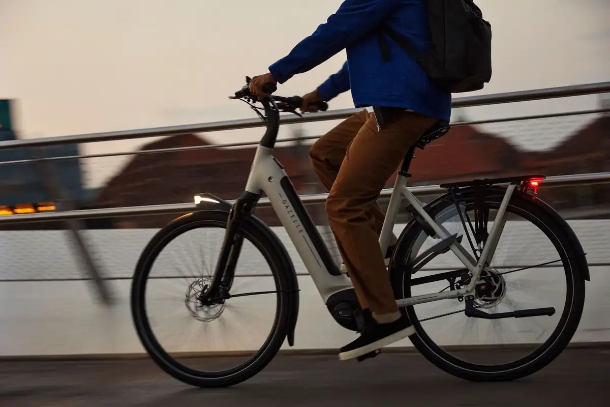 Mann auf E-Bike in herbstlicher Jahreszeit