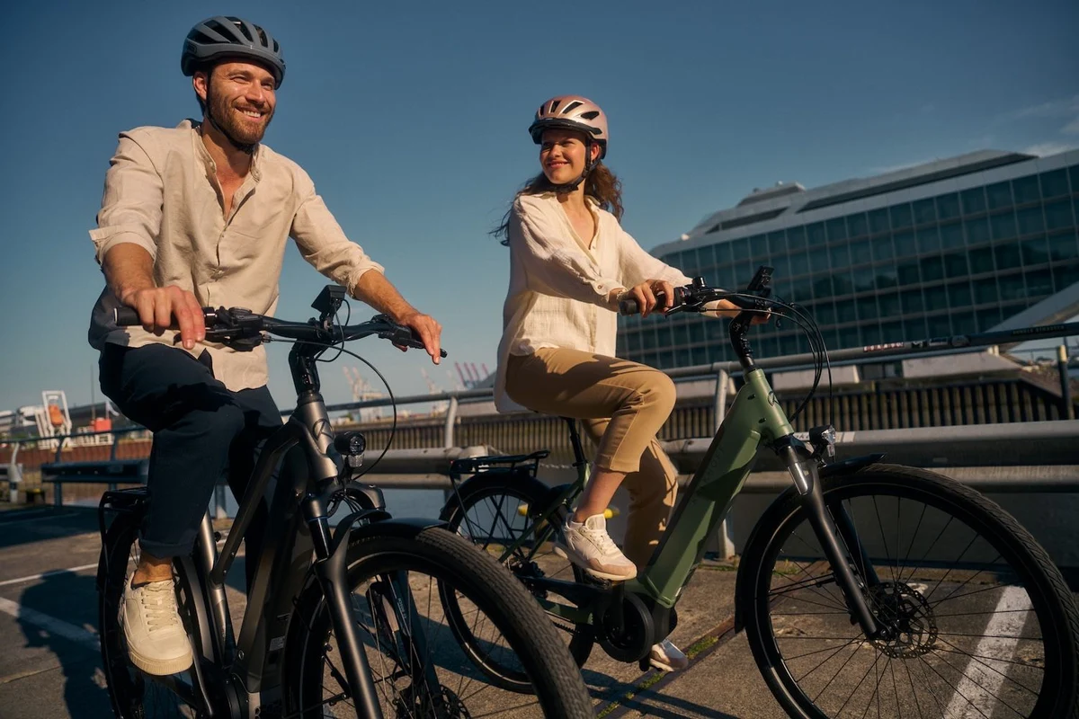 Mann und Frau auf Rädern mit Helm