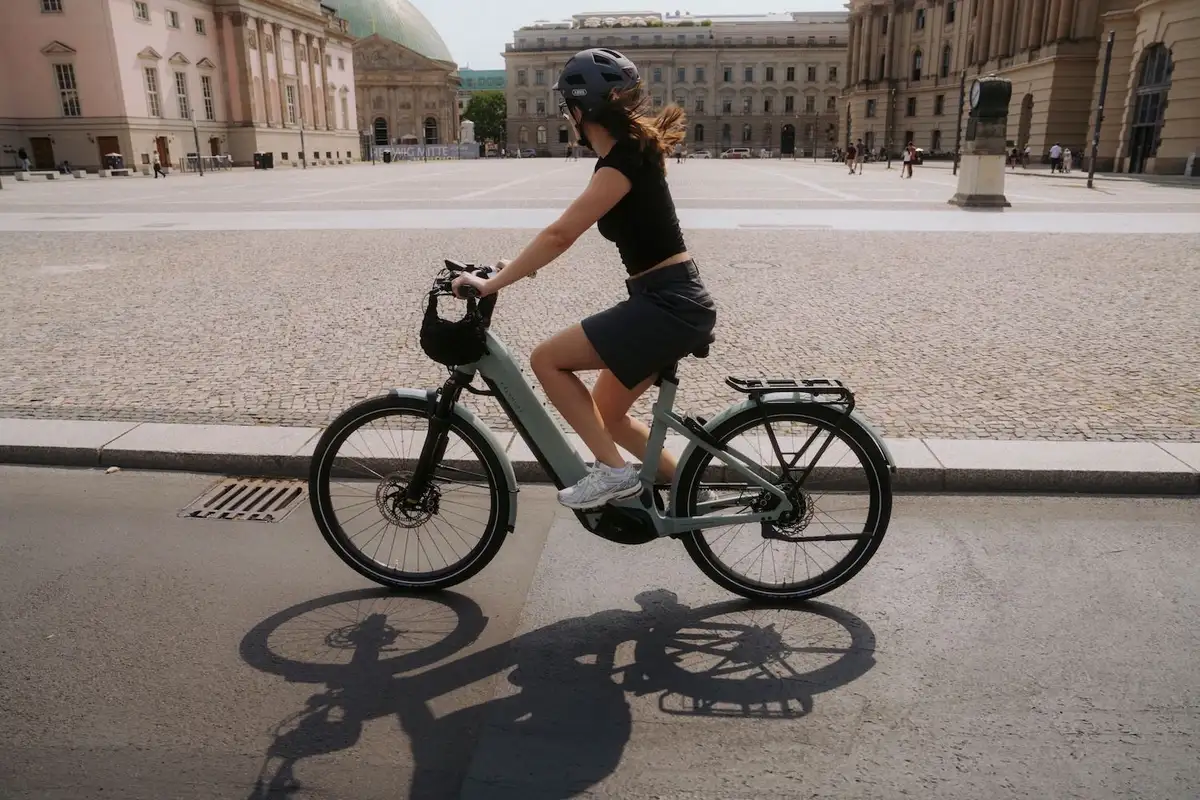 Kalkhoff Frau fährt immer Sommer mit Rad in der Stadt