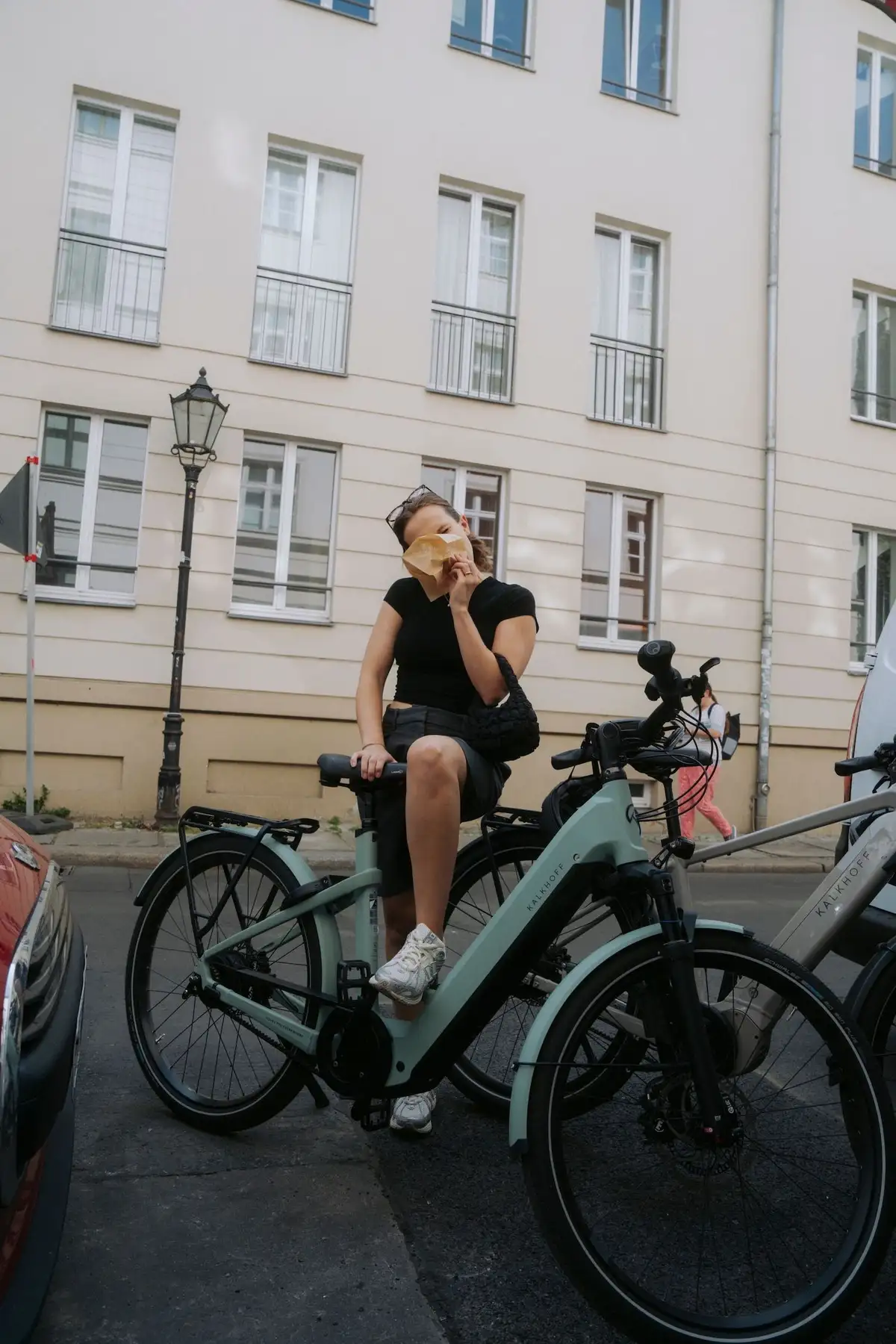 Kalkhoff Frau mit Rad macht Pause