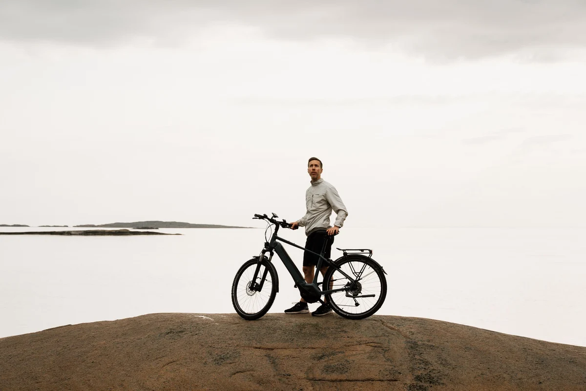 Kalkhoff Rad Mann guckt in die Ferne