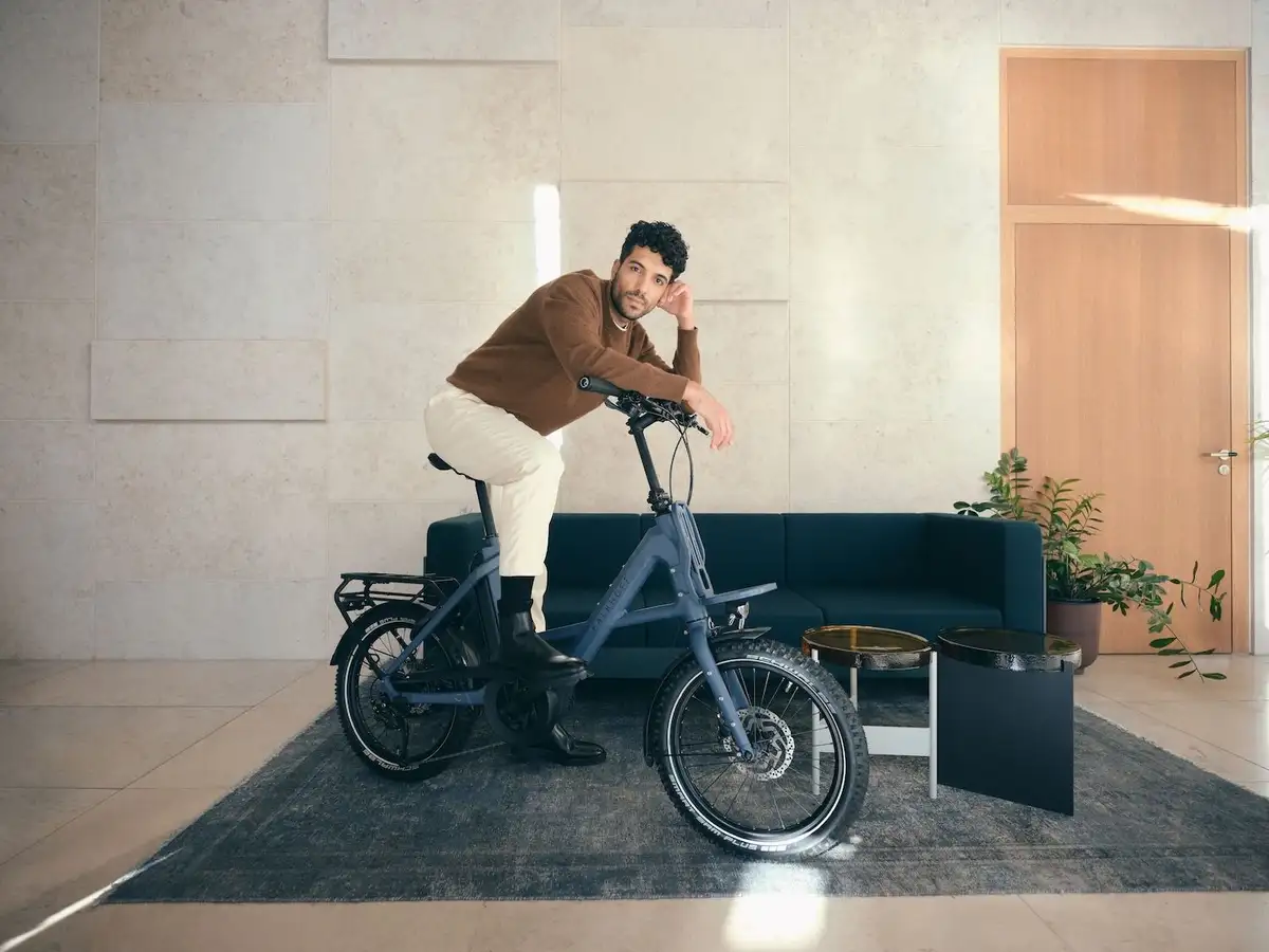 Mann auf Kalkhoff Klapprad in Wohnzimmer