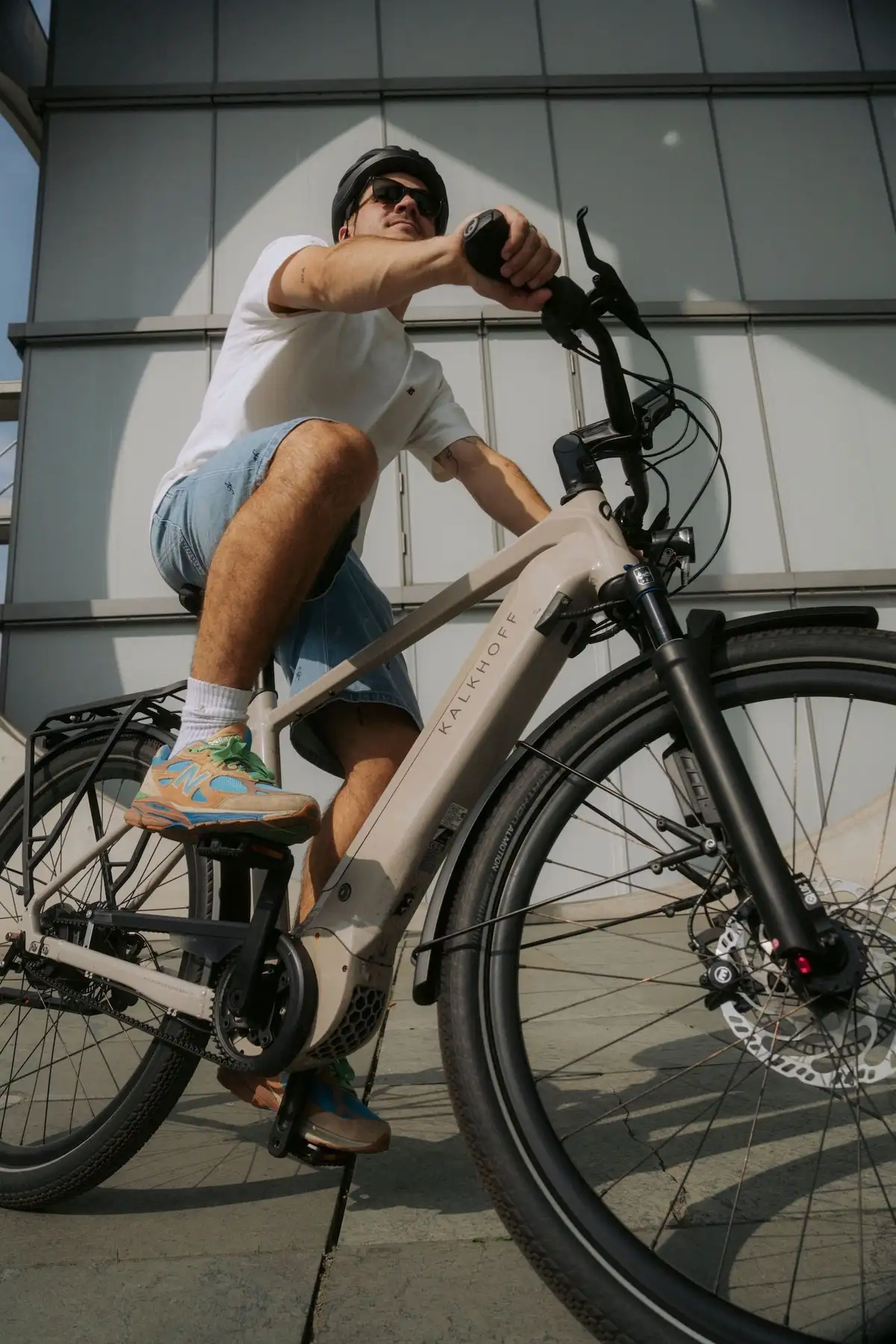 Mann auf Fahrrad fotografiert von unten
