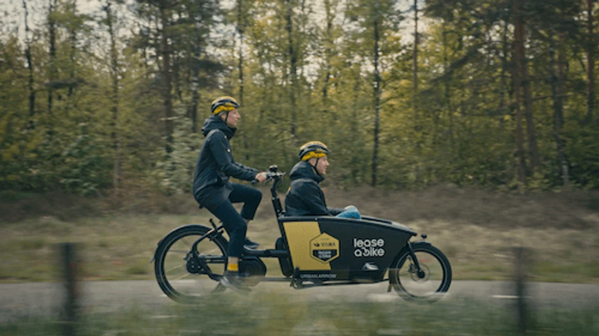 Zwei Personen mit Lastenrad