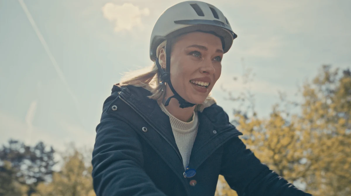 Frau lachend mit Fahrradhelm