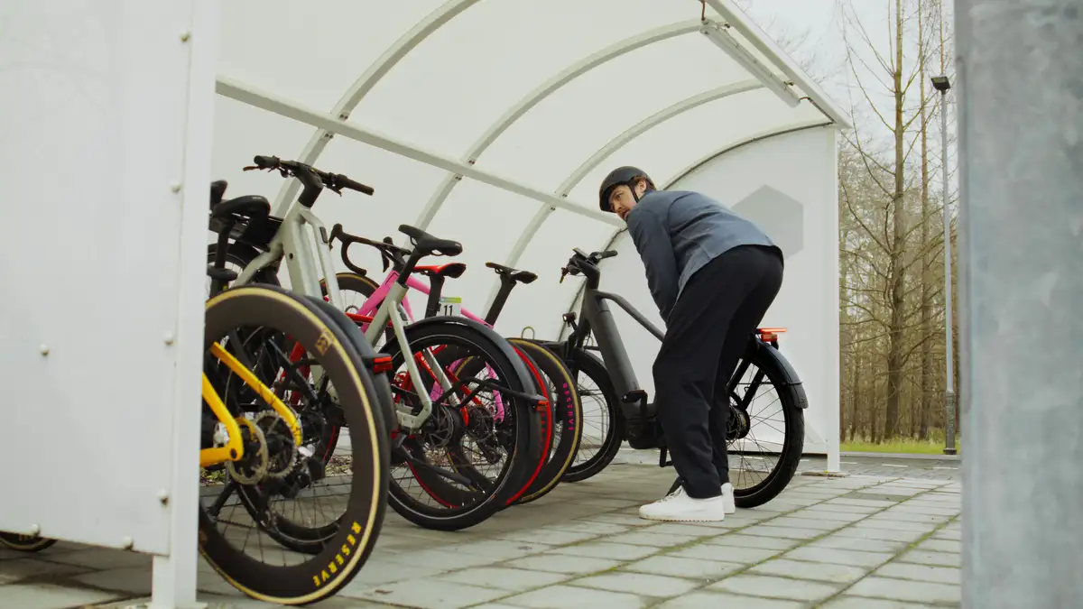 Frau auf Fahrrad mit Trinkflasche in der Hand