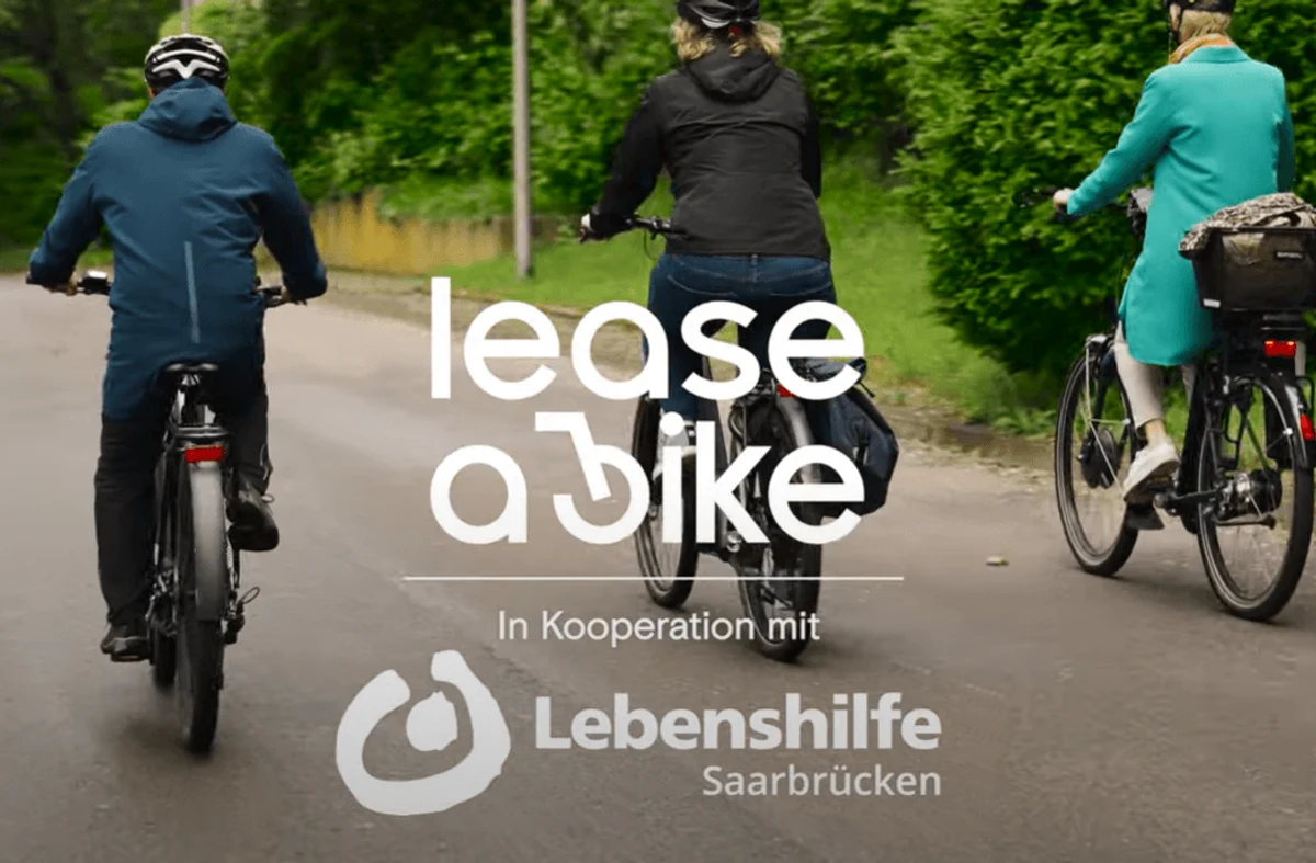 drei Personen auf Fahrrad Logos im Vordergrund