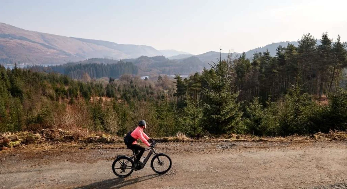 Mann auf Mountainbike in den Bergen