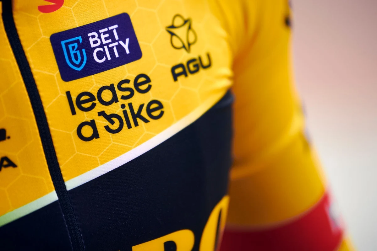 Team Jumbo Visma LaB Logo auf Jersey