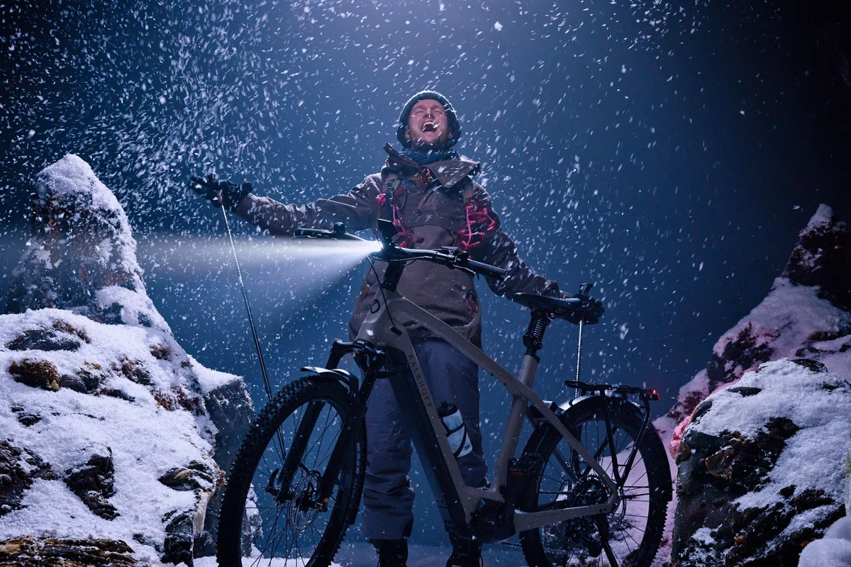 Mann mit E-bike im Schnee