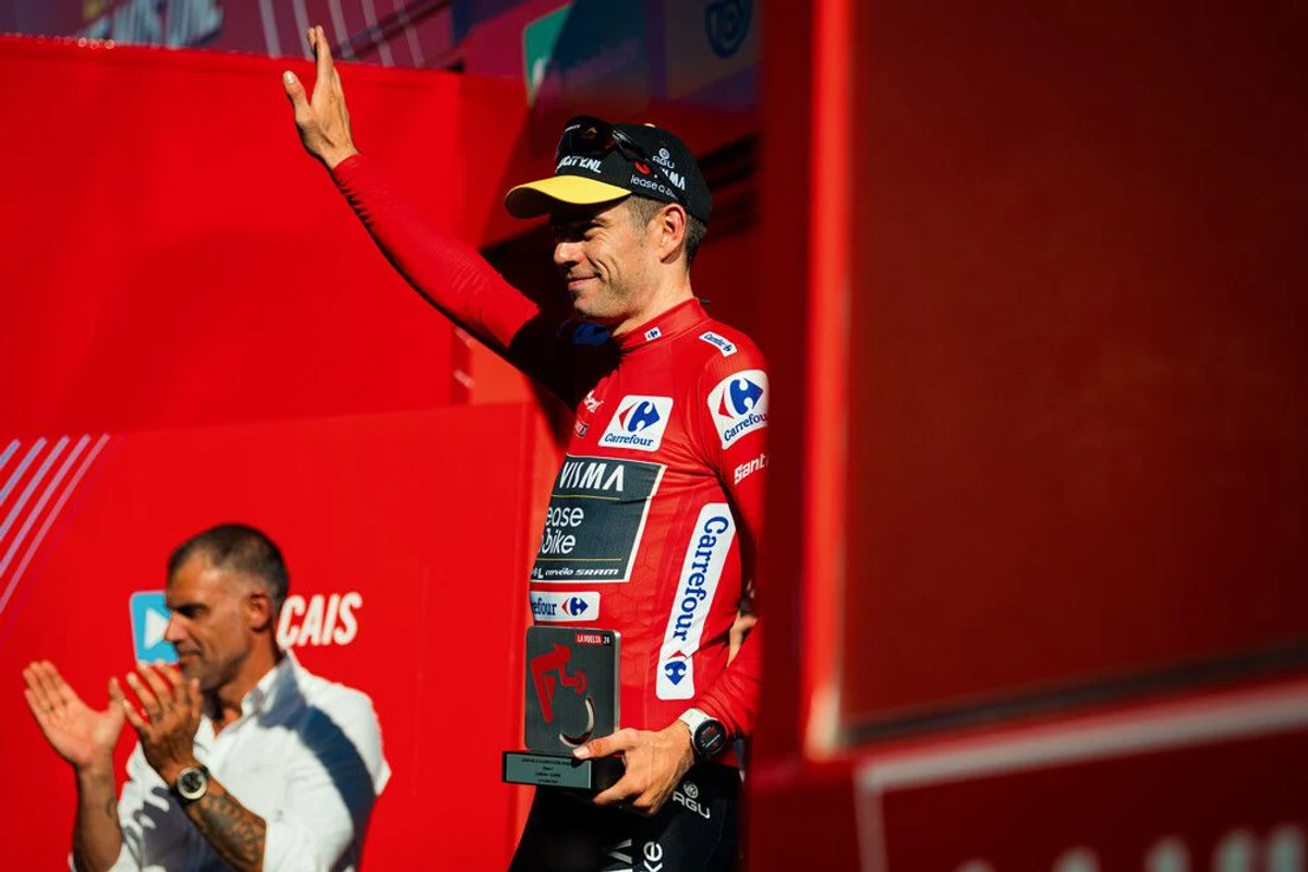 Fahrer des Teams Visma | Lease a Bike feiert Etappensieg im Roten Trikot bei der Vuelta a España