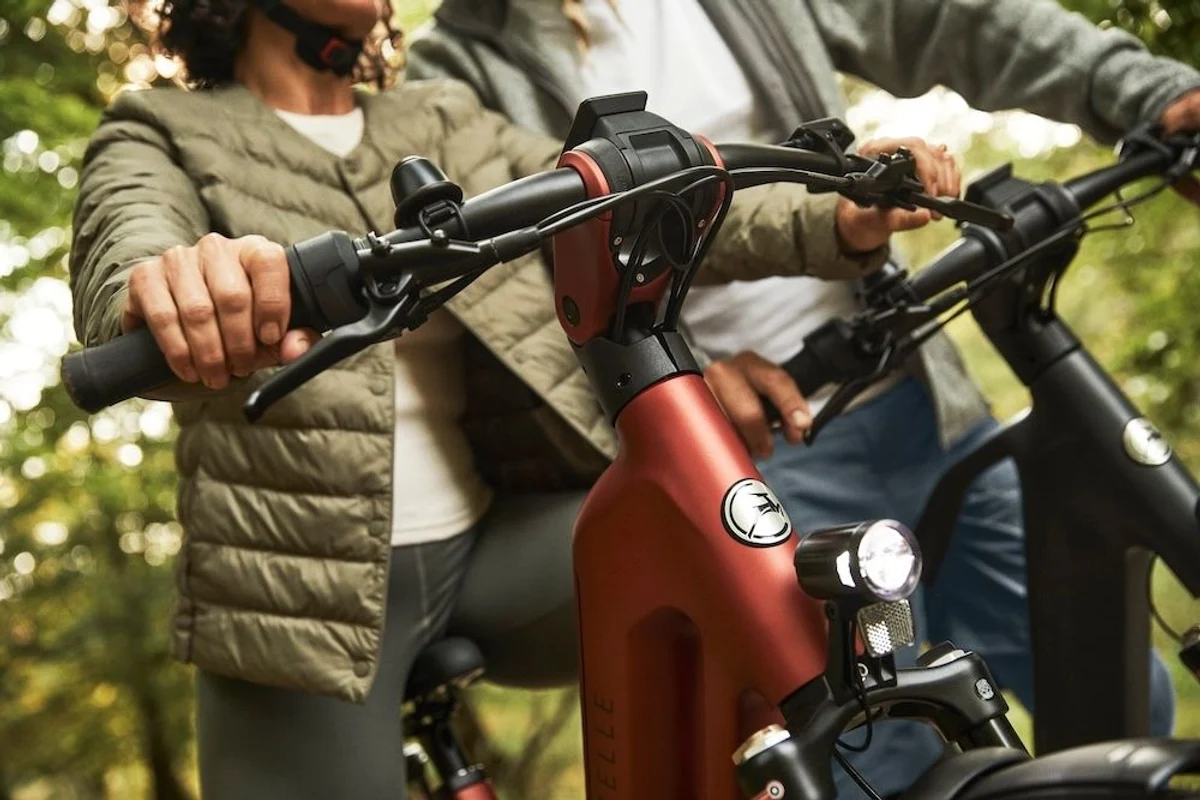 Paar auf E-Bikes Nahaufnahme