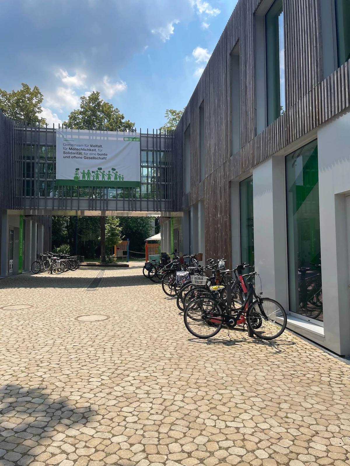 Courtyard of the SOS Children’s Village Center Düsseldorf with bicycle parking spaces.