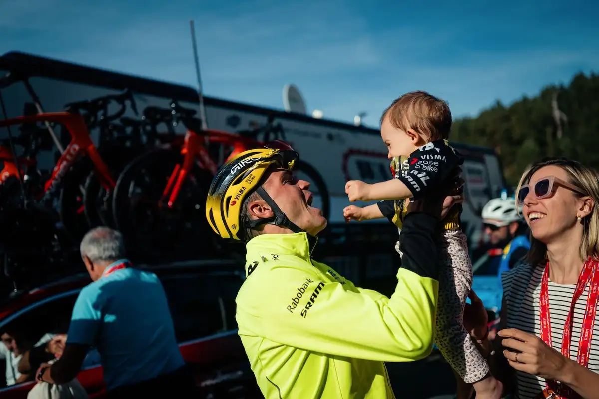 Sepp Kuss mit Baby auf dem Arm