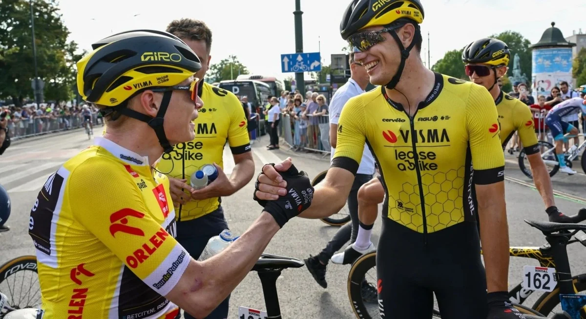 Fahrer des Teams Visma | Lease a Bike gratulieren sich nach dem Etappensieg bei der Tour de Pologne