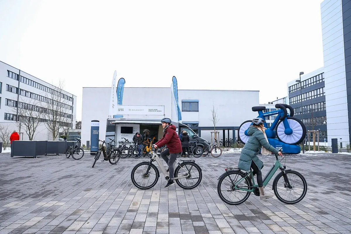 Personen auf Fahrrädern bei VW Financial Services