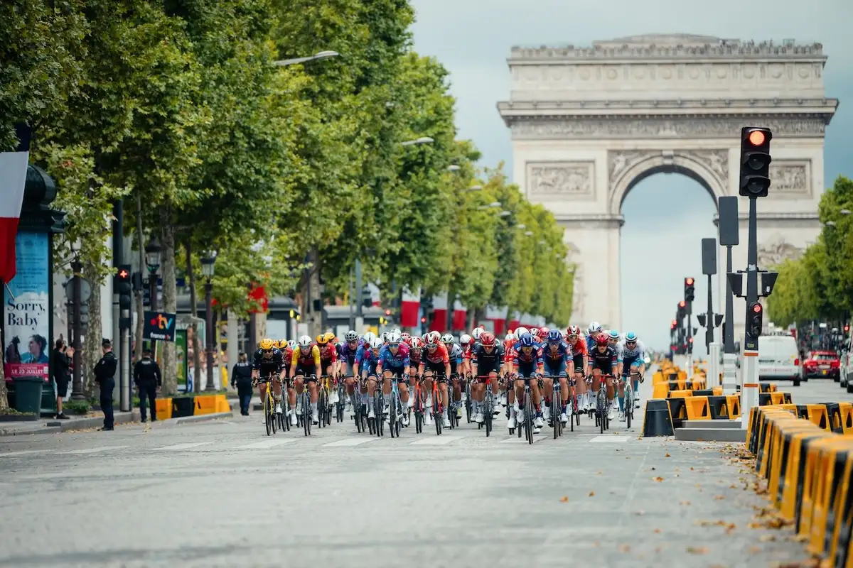 Pulk an Radfahrern vor Triumphbogen in Paris
