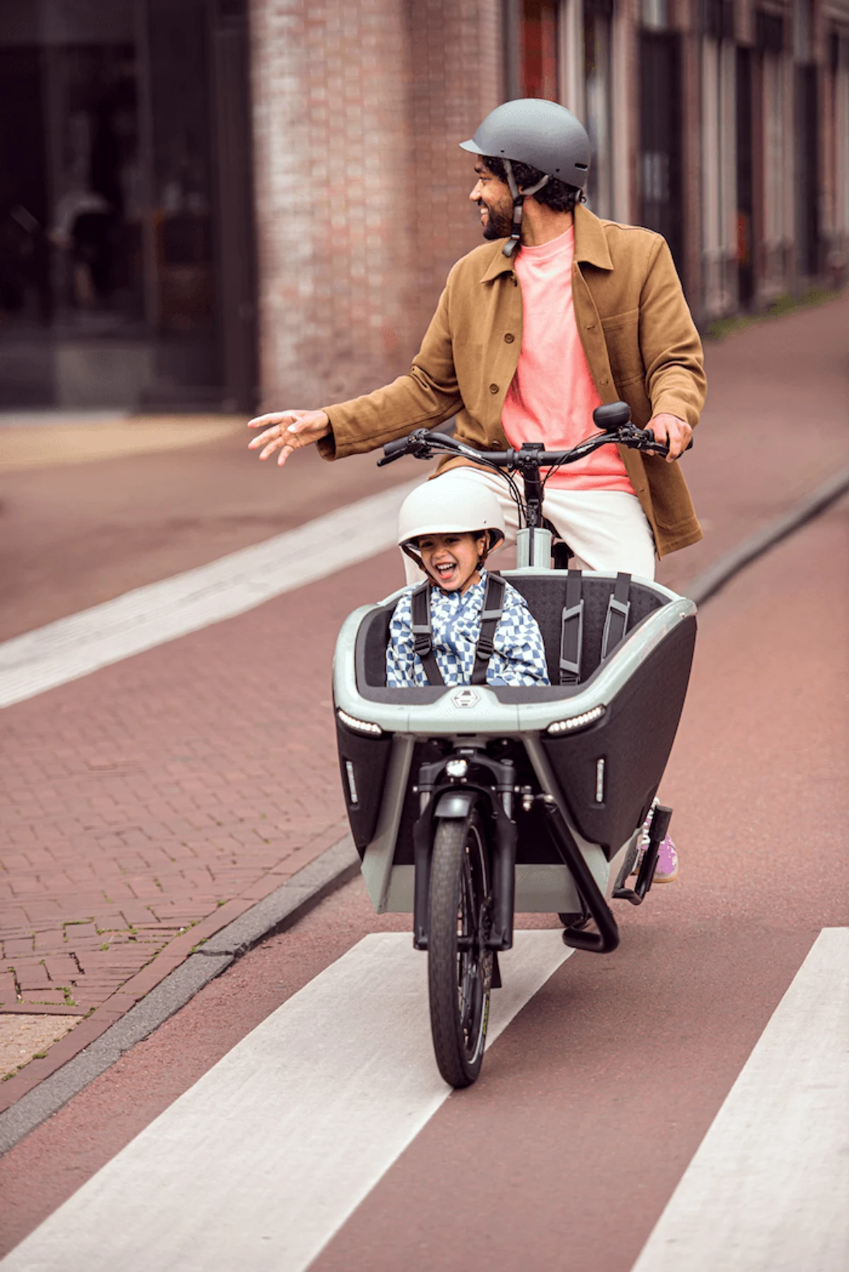 Mann mit Urban Arrow Lastenrad und Kind