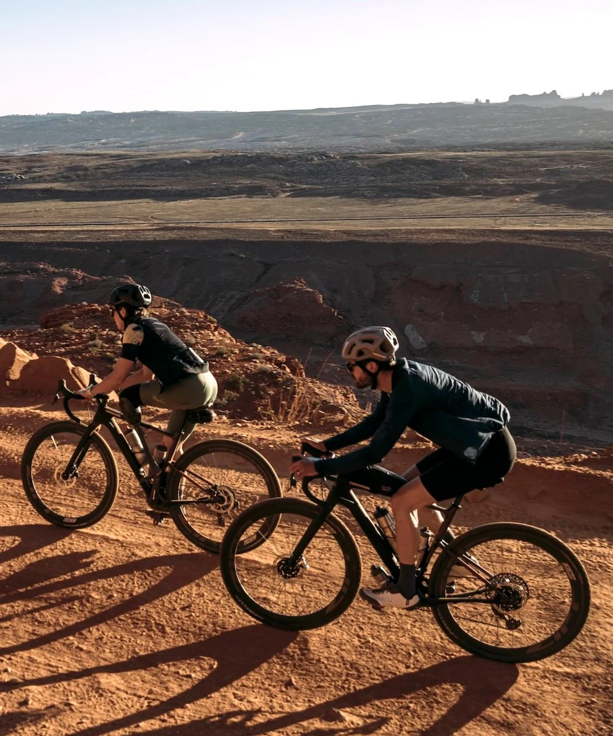 Zwei Radfahrer auf Sandpiste mit Gravelbikes